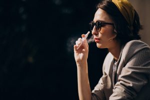 une femme qui fume une cigarette electronique