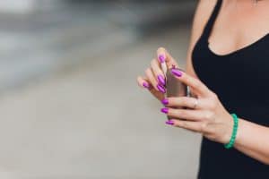 vapotage d'une femme dans la rue