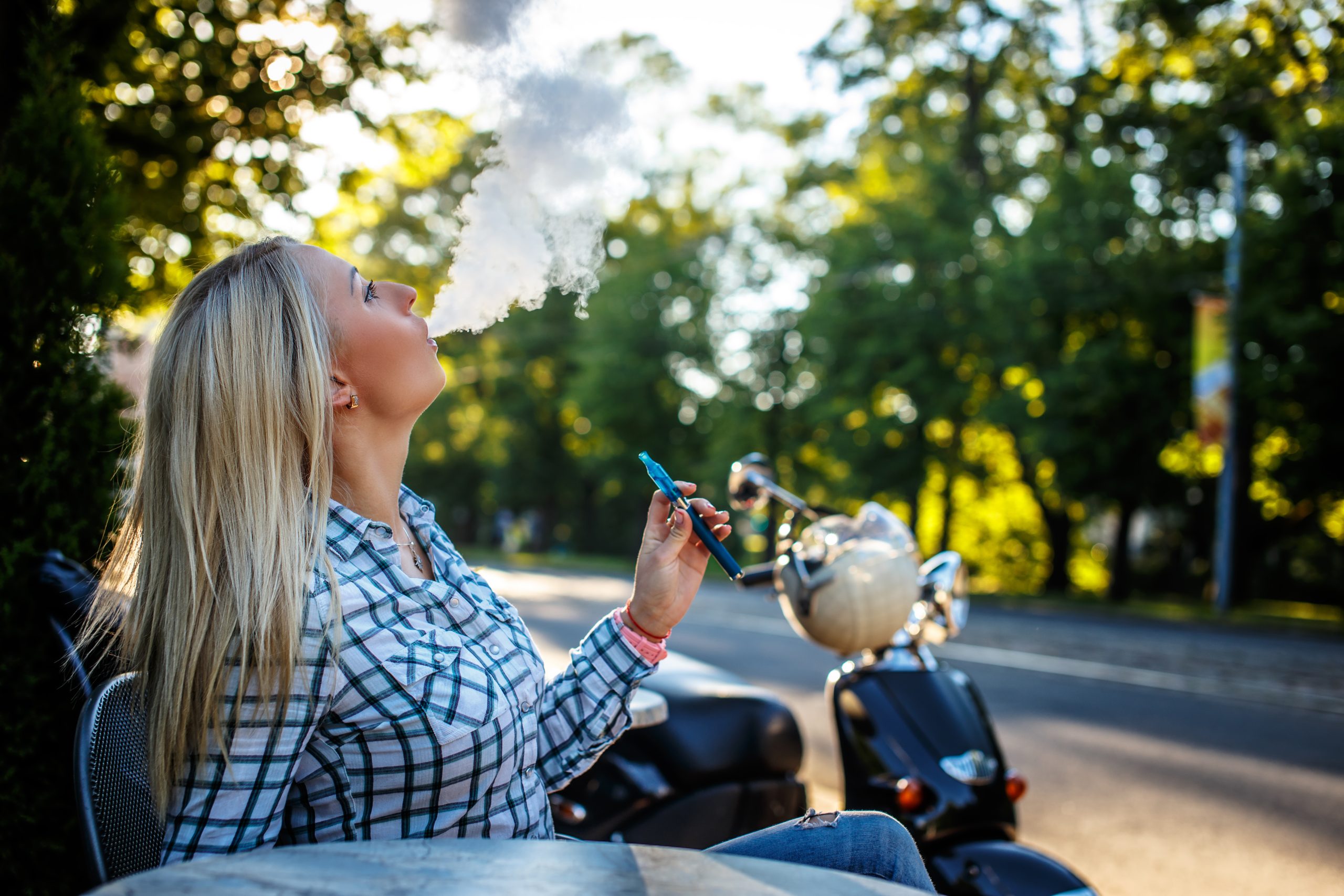 Femme qui fume une cigarette electronique