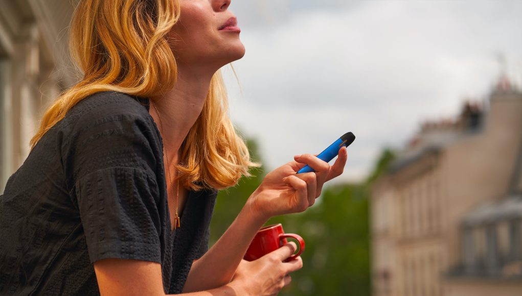 femme qui fume une puff