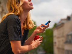 femme qui fume une puff