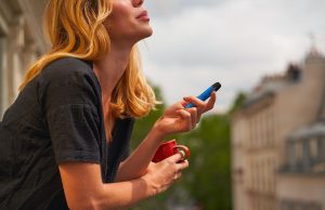 femme qui fume une puff