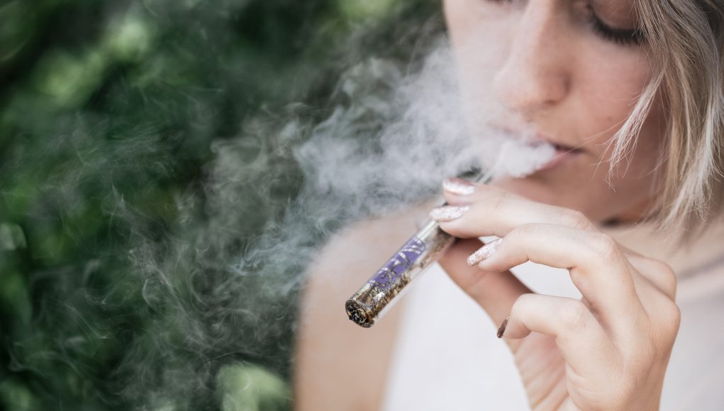 femme qui fume une cigarette électronique