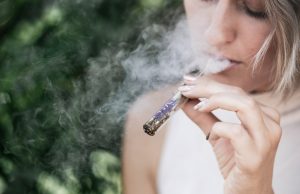 femme qui fume une cigarette électronique