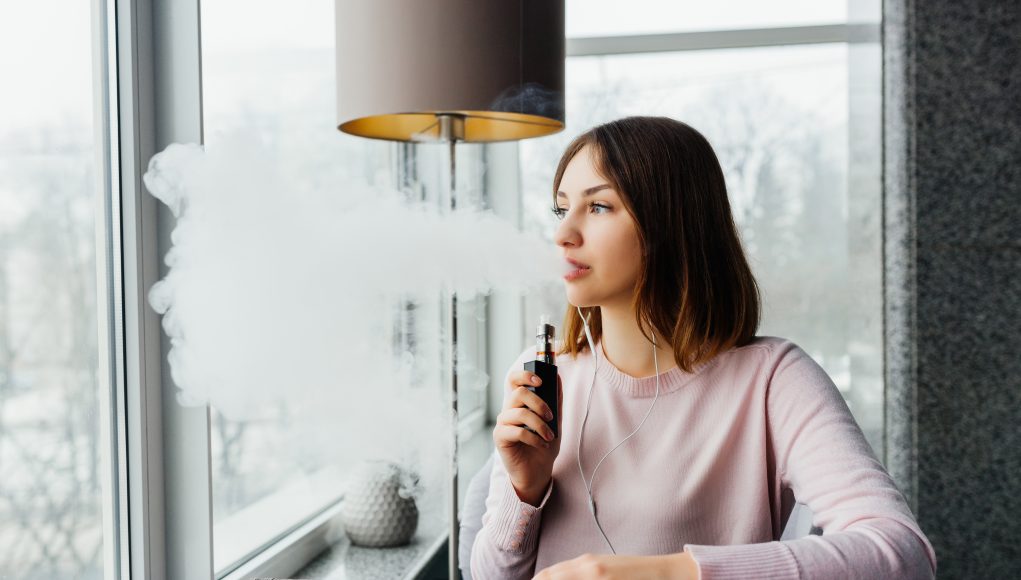 Femme qui fume une cigarette-electronique