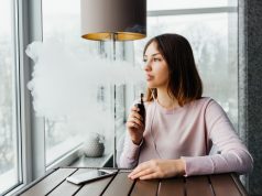 Femme qui fume une cigarette-electronique