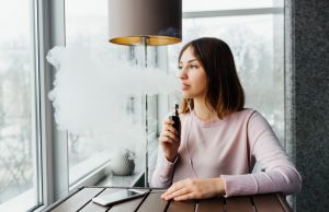 Femme qui fume une cigarette-electronique