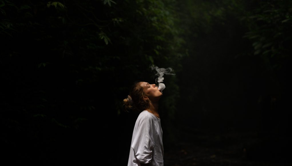femme qui fait de la fumée avec une cigarette électronique