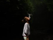 femme qui fait de la fumée avec une cigarette électronique