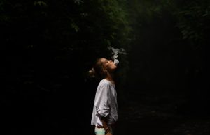 femme qui fait de la fumée avec une cigarette électronique
