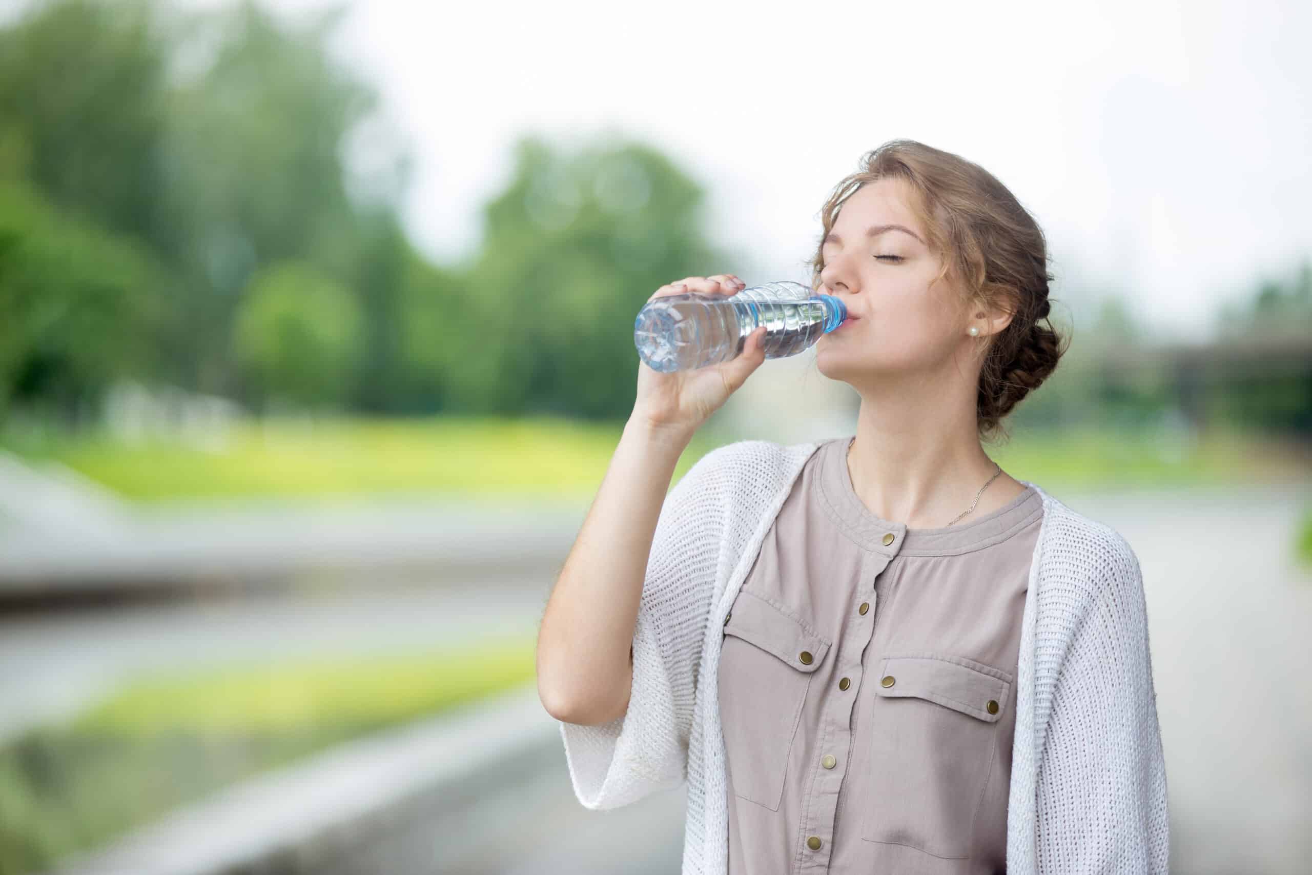 Femme qui boit de l'eau